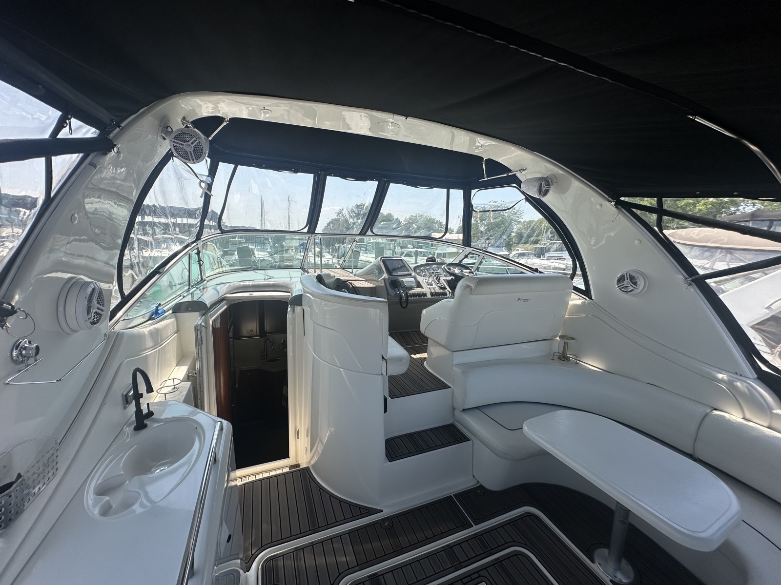 2006 Cruisers Yachts 370 Express