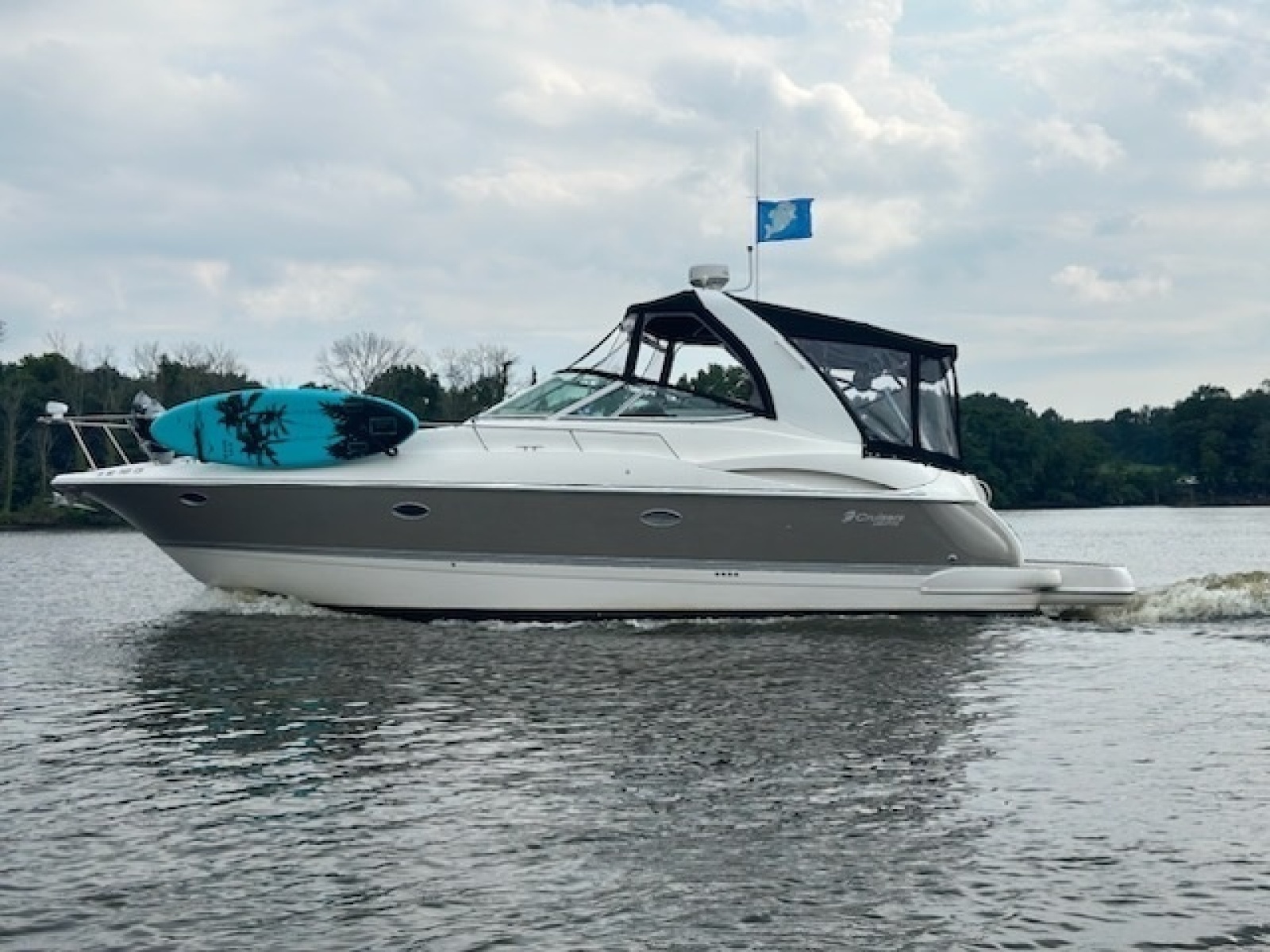 2006 Cruisers Yachts 370 Express