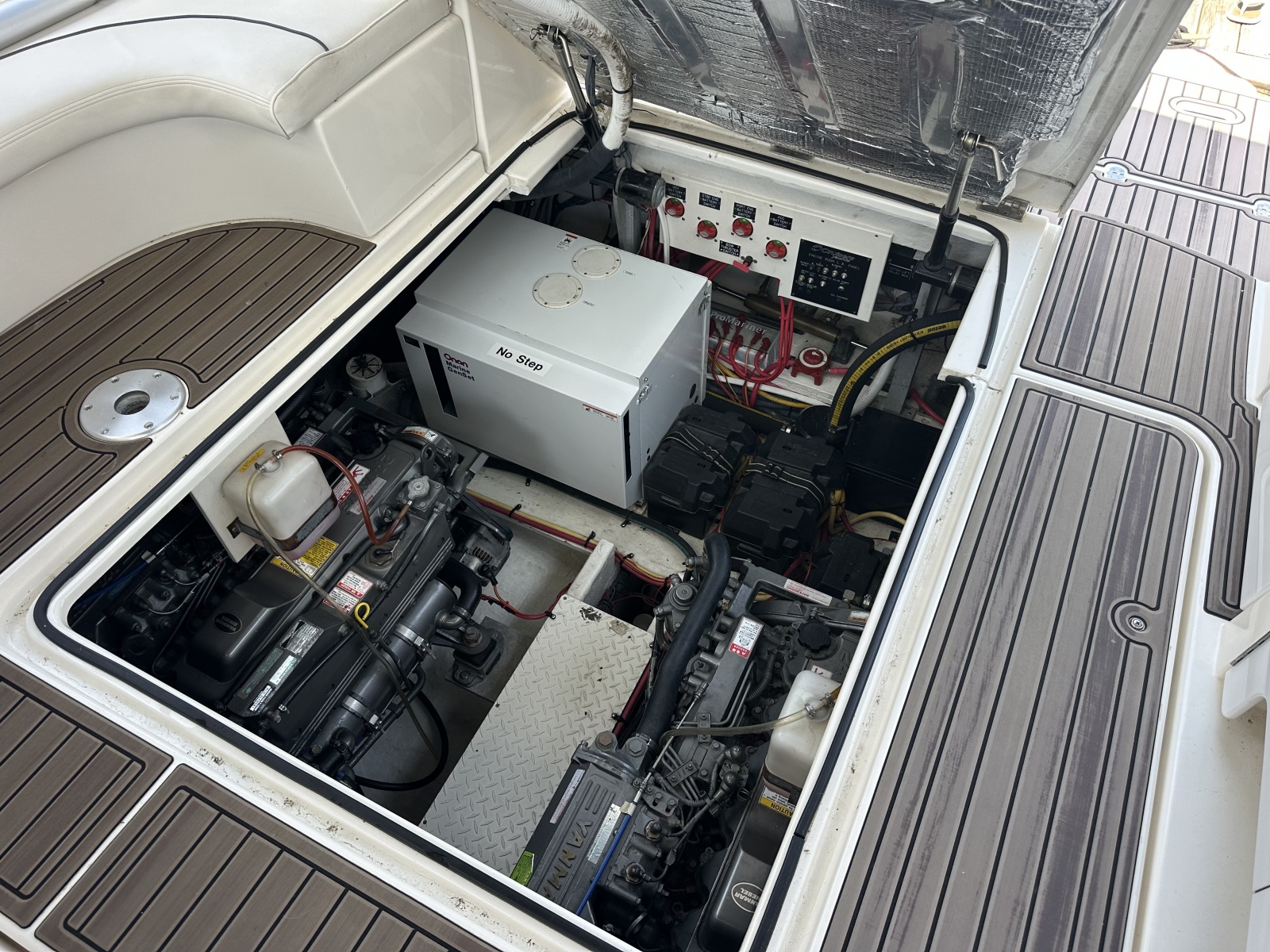 2006 Cruisers Yachts 370 Express