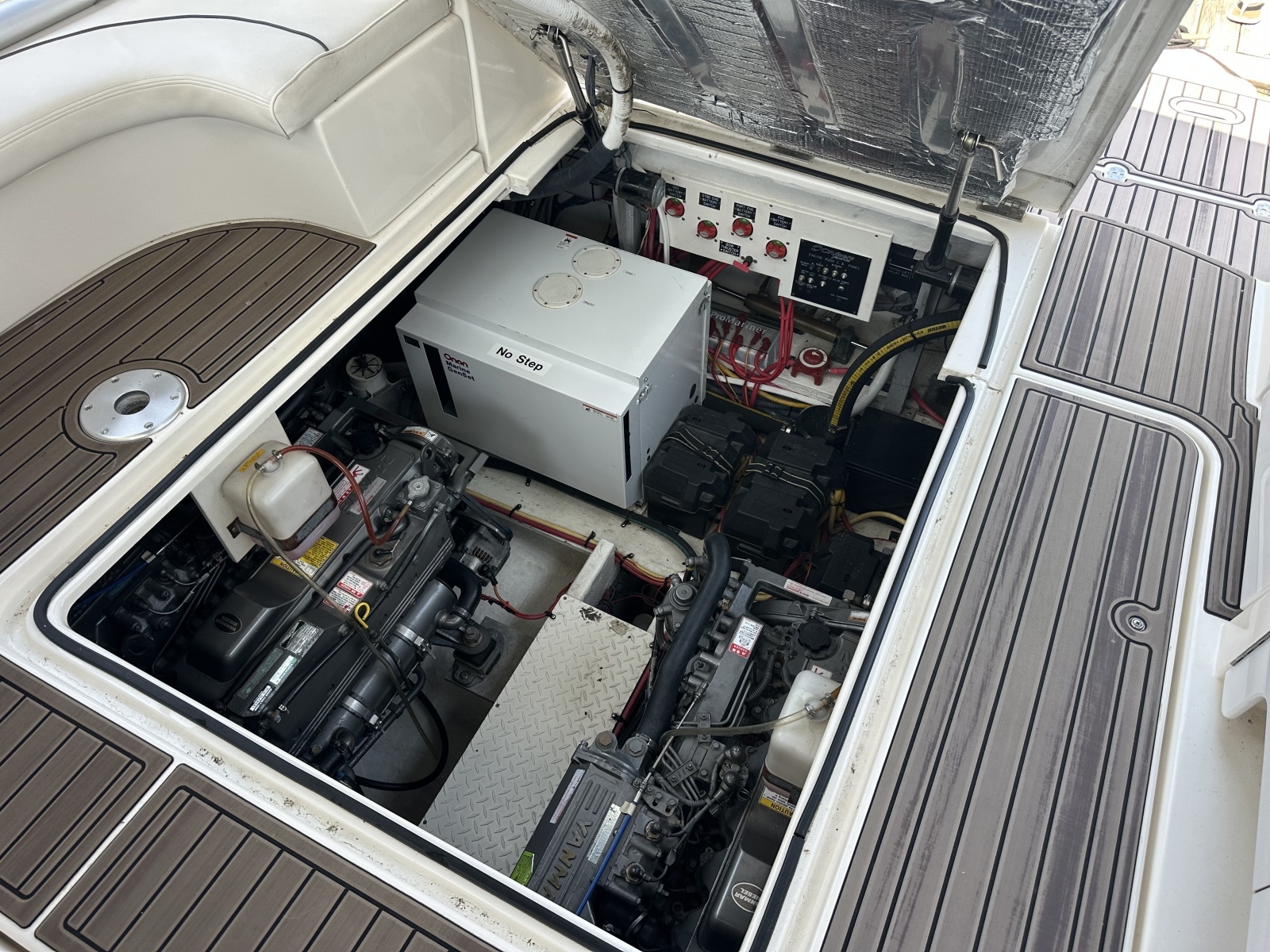2006 Cruisers Yachts 370 Express