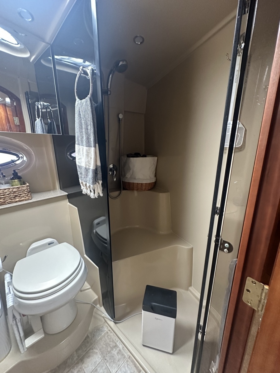 2006 Cruisers Yachts 370 Express