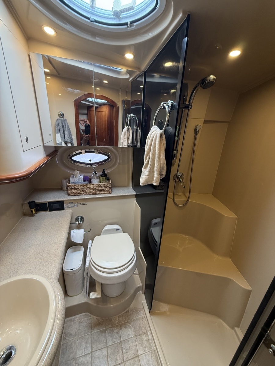 2006 Cruisers Yachts 370 Express