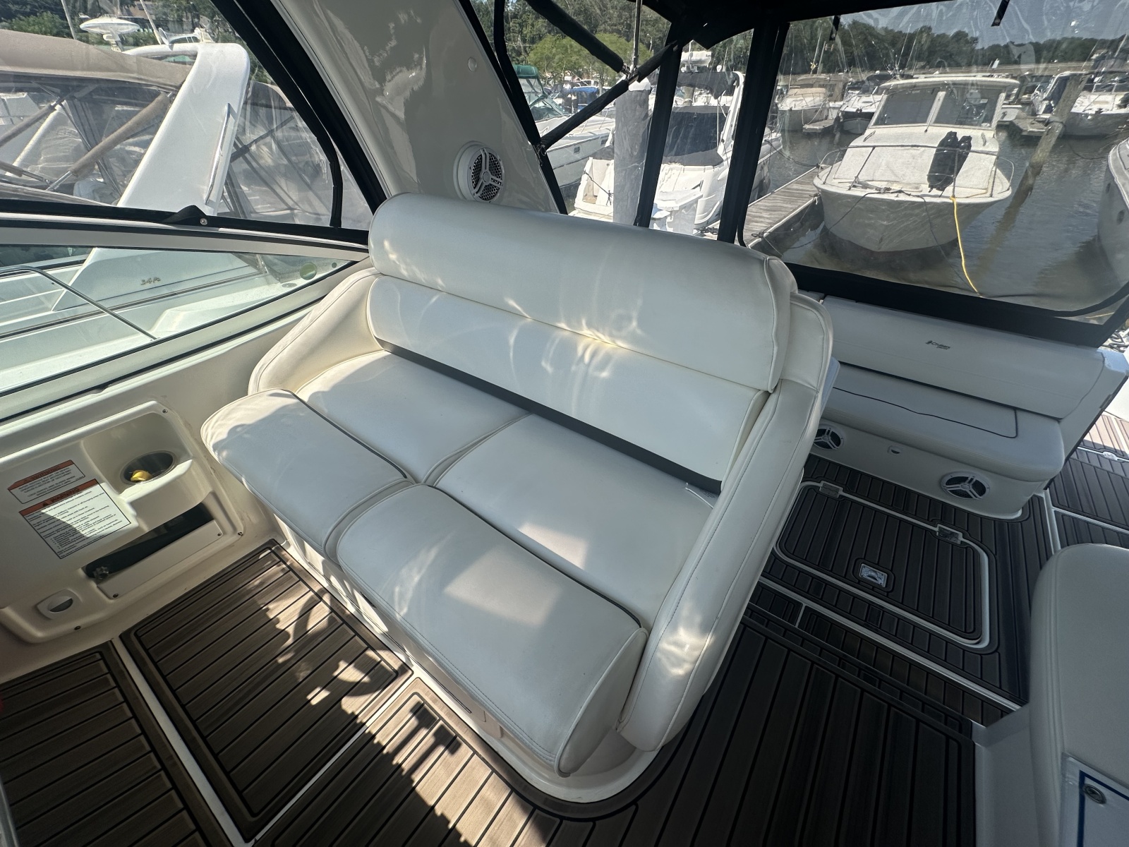 2006 Cruisers Yachts 370 Express