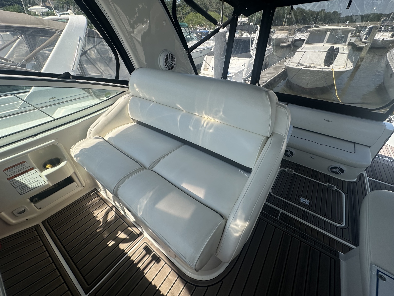 2006 Cruisers Yachts 370 Express