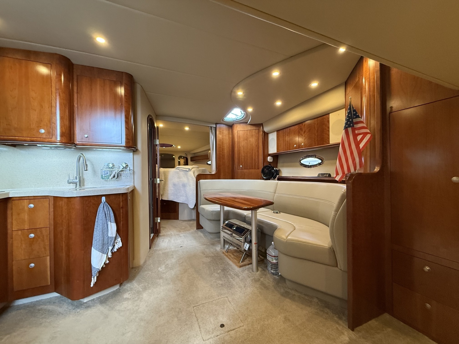 2006 Cruisers Yachts 370 Express