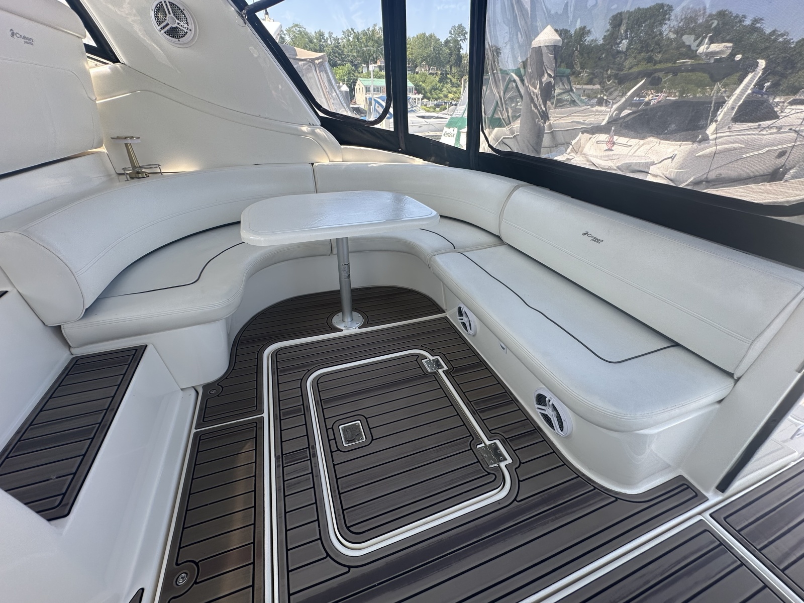 2006 Cruisers Yachts 370 Express