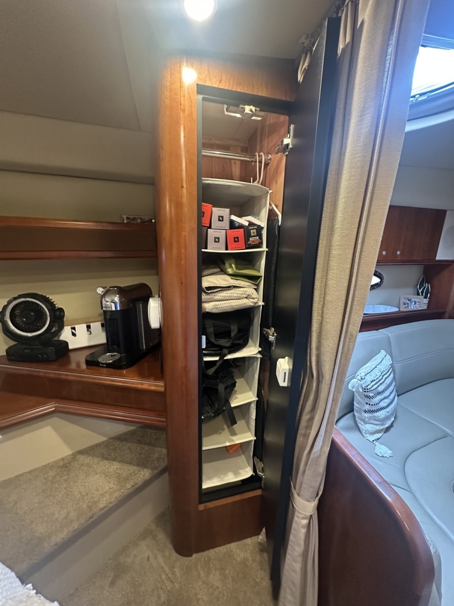 2006 Cruisers Yachts 370 Express