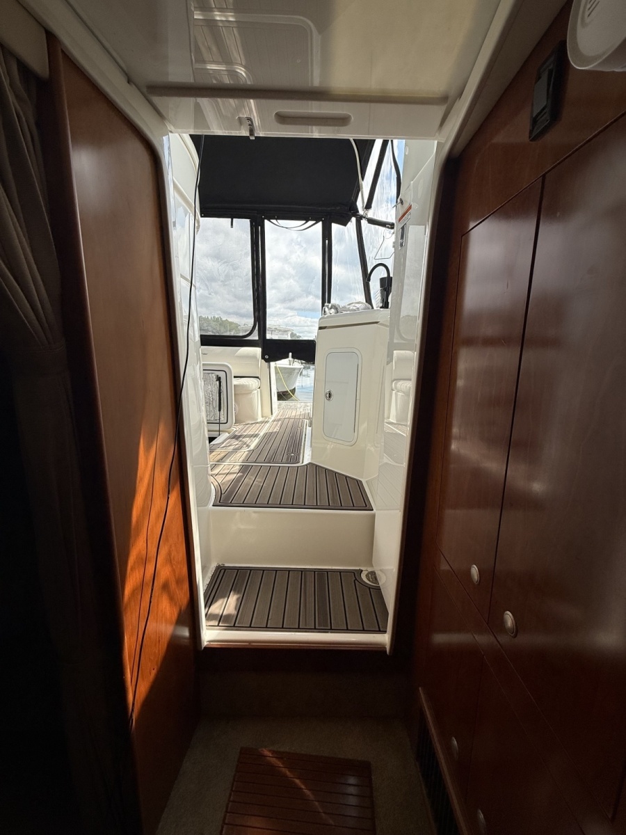 2006 Cruisers Yachts 370 Express