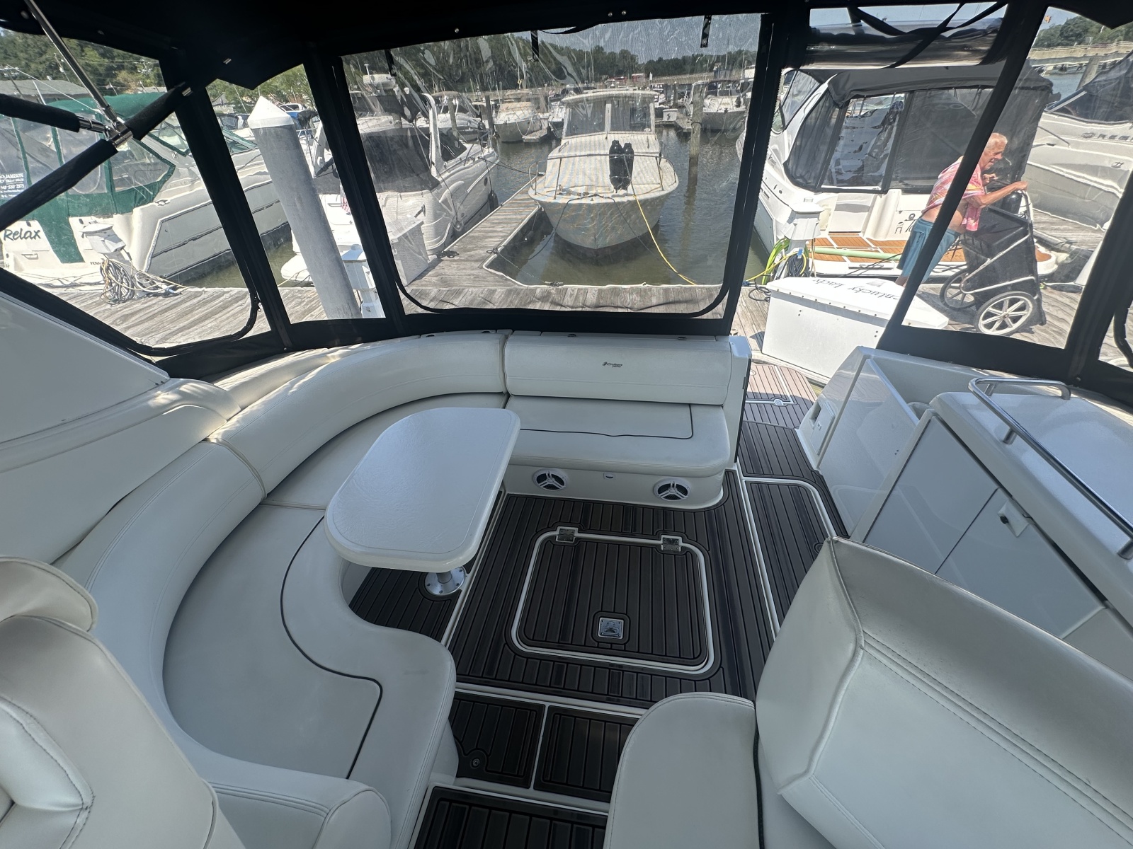 2006 Cruisers Yachts 370 Express