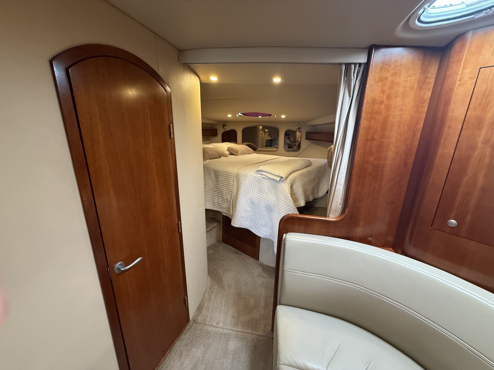 2006 Cruisers Yachts 370 Express