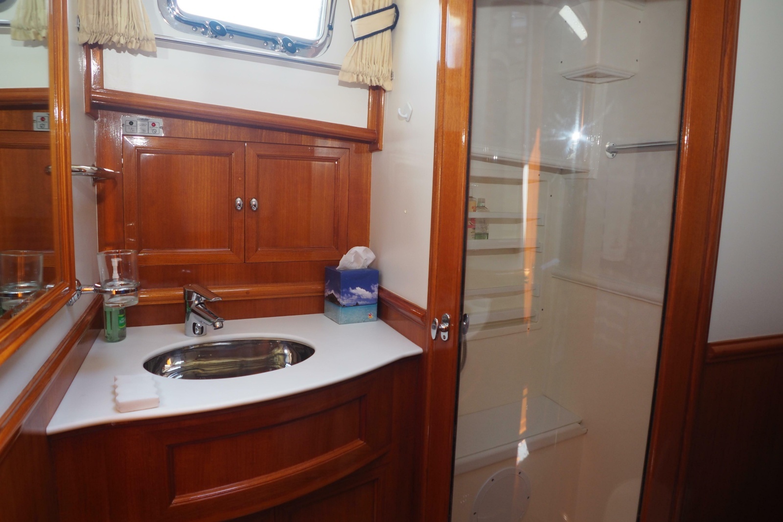 2006 Grand Banks 47 Eastbay Fly Bridge