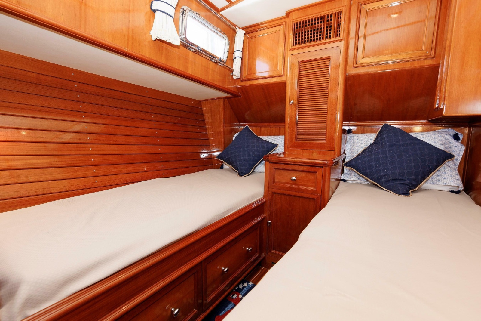 2006 Grand Banks 47 Eastbay Fly Bridge