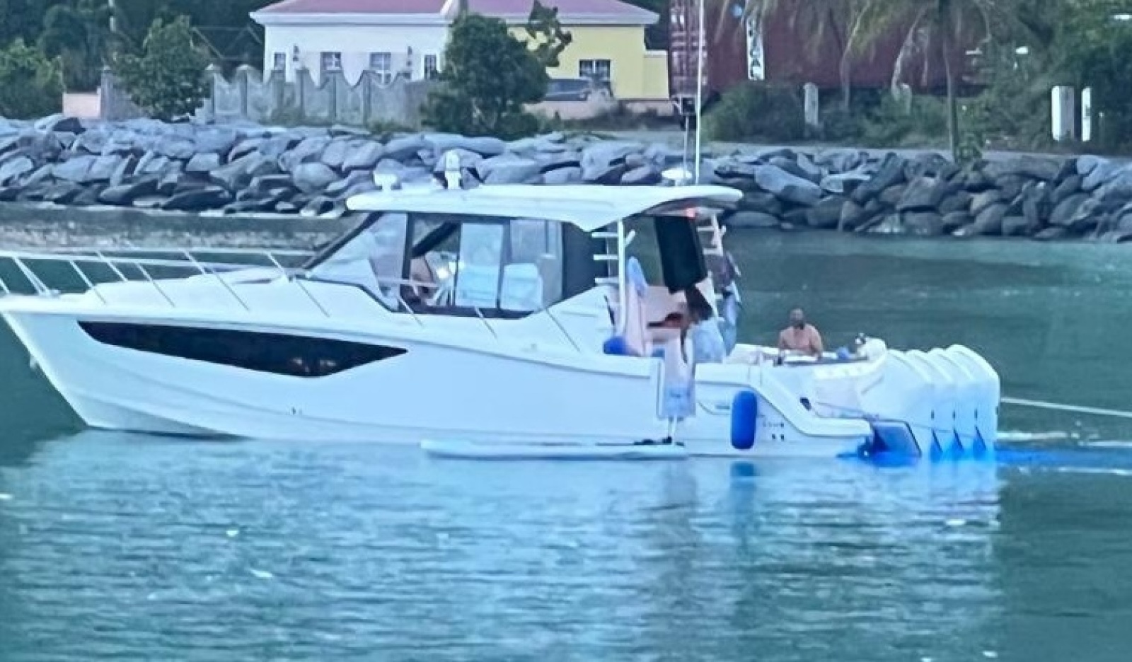 2021 Boston Whaler 405 Conquest