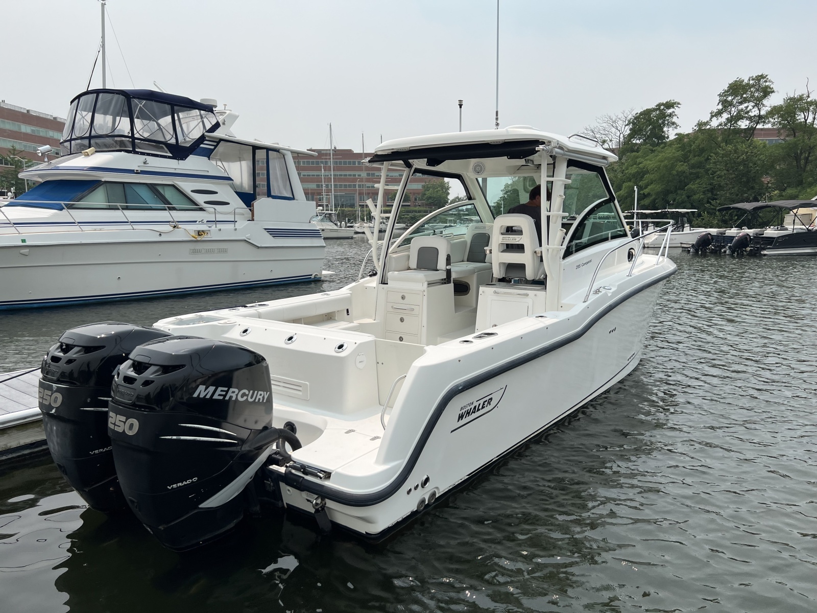 2013 Boston Whaler Conquest