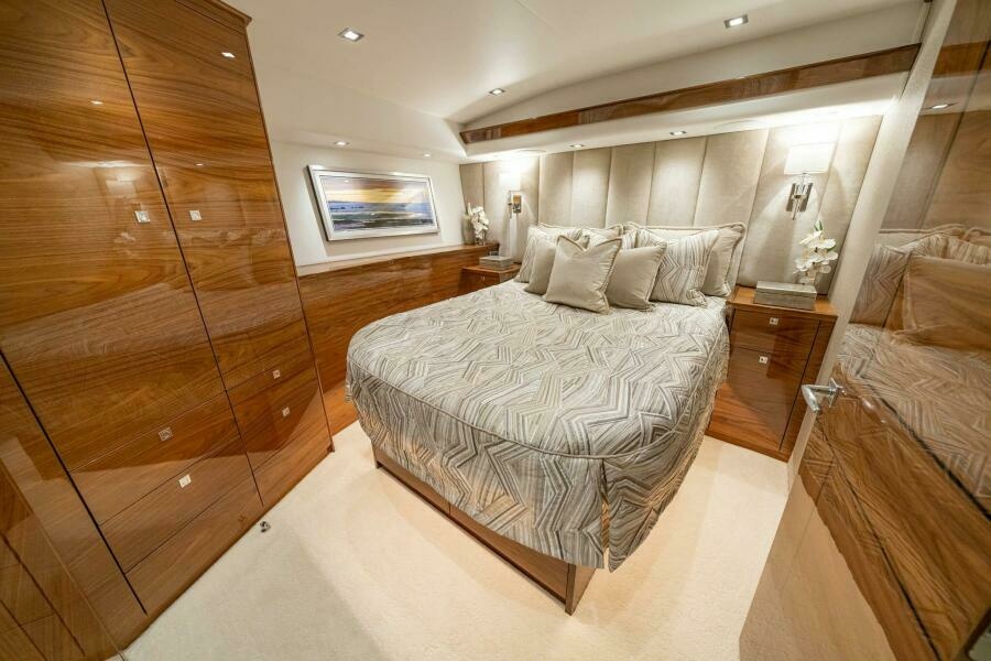 Viking 90 Sky Bridge - VIP Stateroom