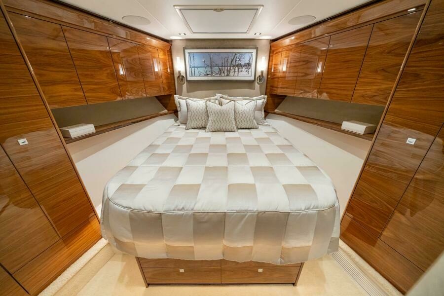 Viking 90 Sky Bridge - Forward Stateroom
