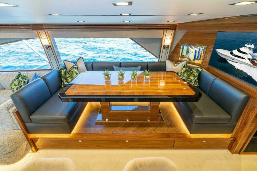 Viking 90 Sky Bridge - Dinette