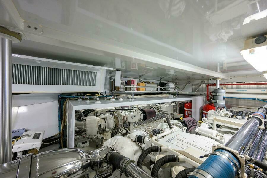 2004 Sea Force IX 82 Enclosed Bridge