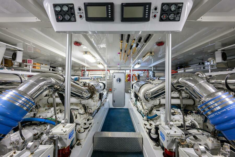 2004 Sea Force IX 82 Enclosed Bridge