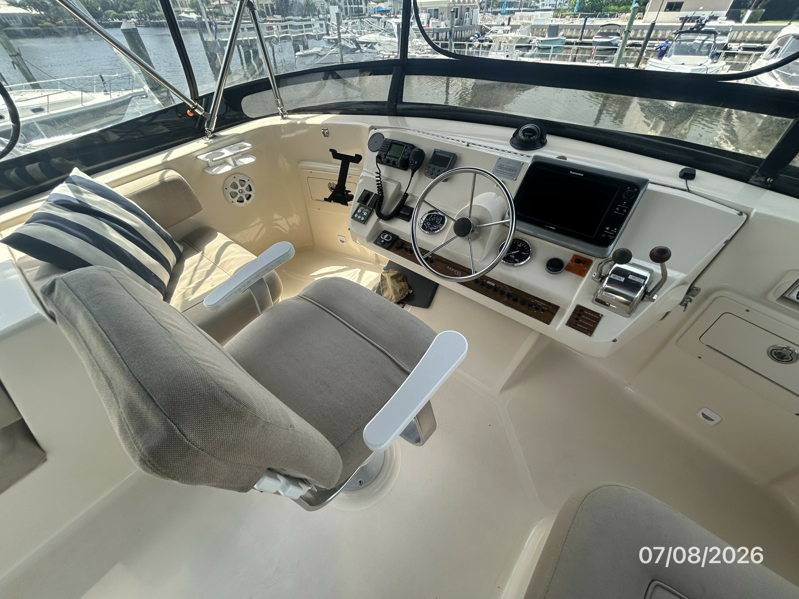 40' Mainship flybridge helm1