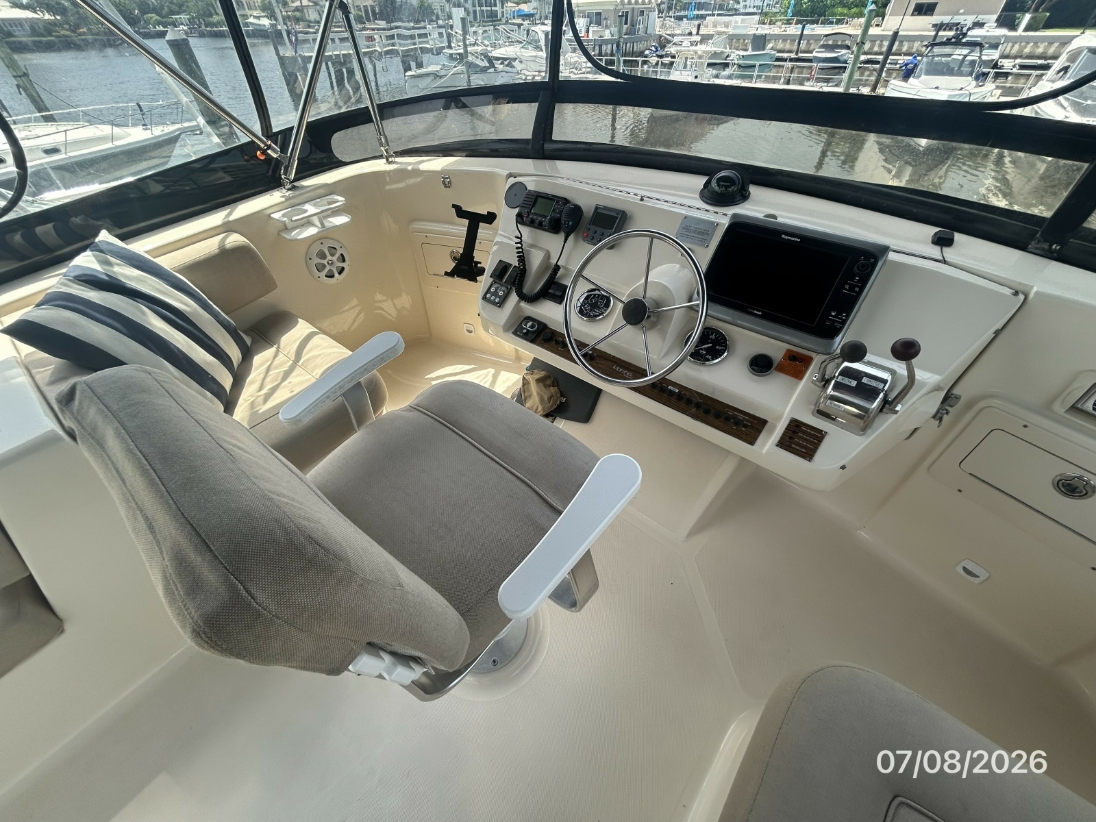 40' Mainship flybridge helm1