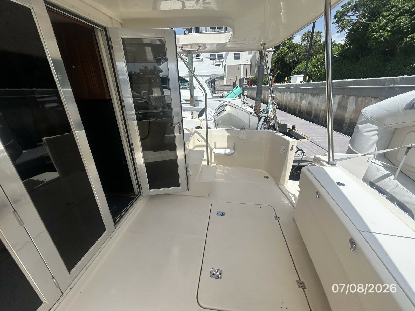 40' Mainship aftdeck starboard