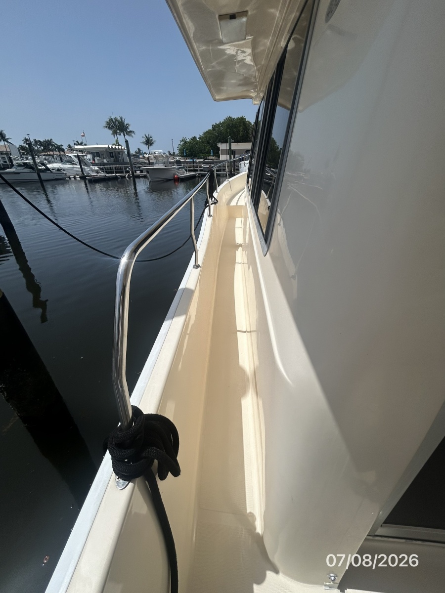 40' Mainship port side deck1