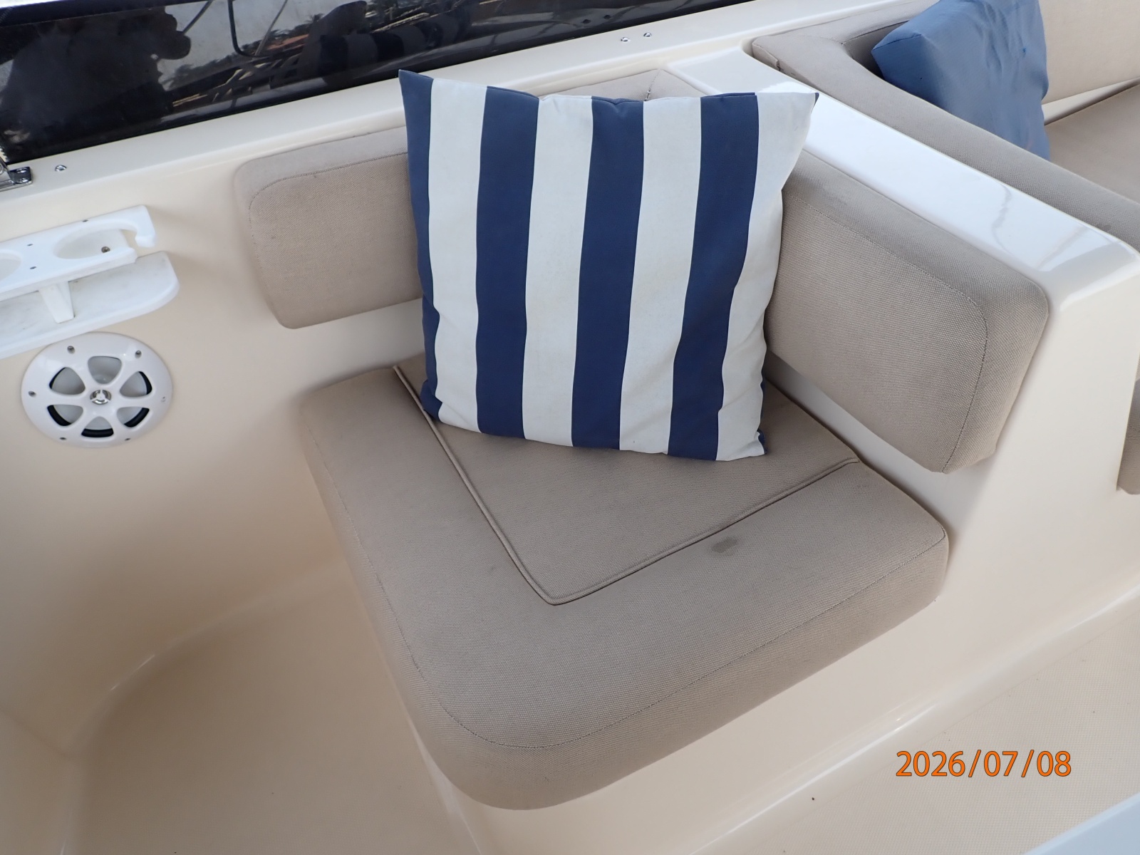 40' Mainship flybridge starboard forward seating