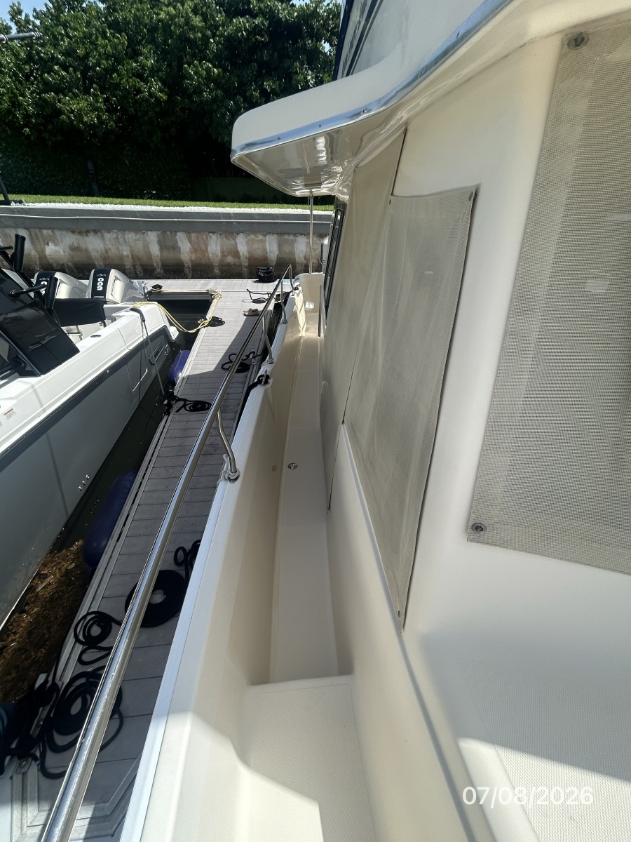 40' Mainship starboard side deck2