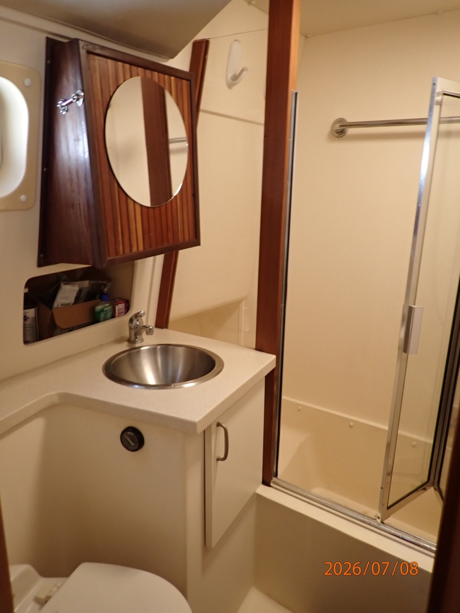 40' Mainship head