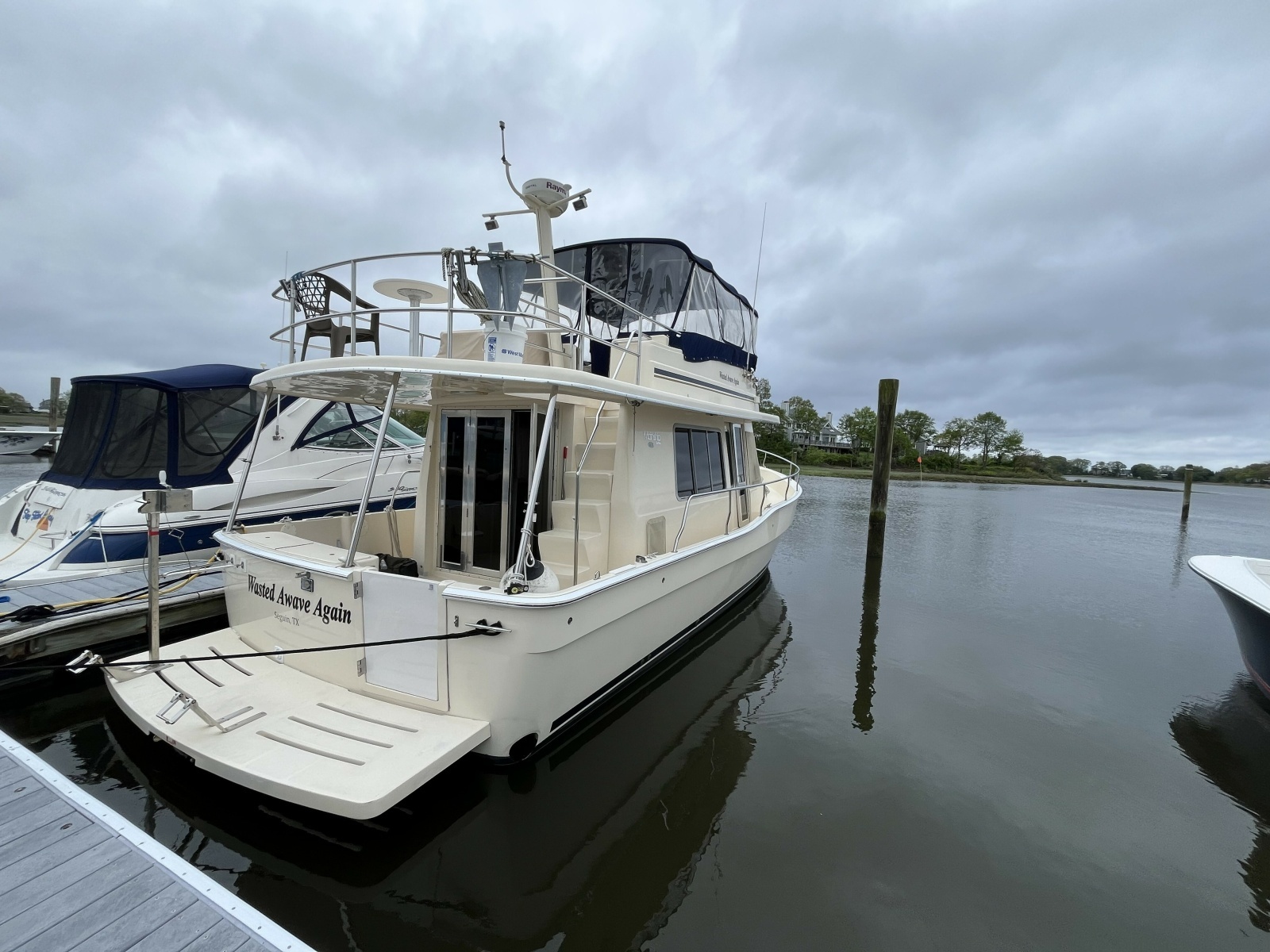 40' Mainship starboard aft profile3