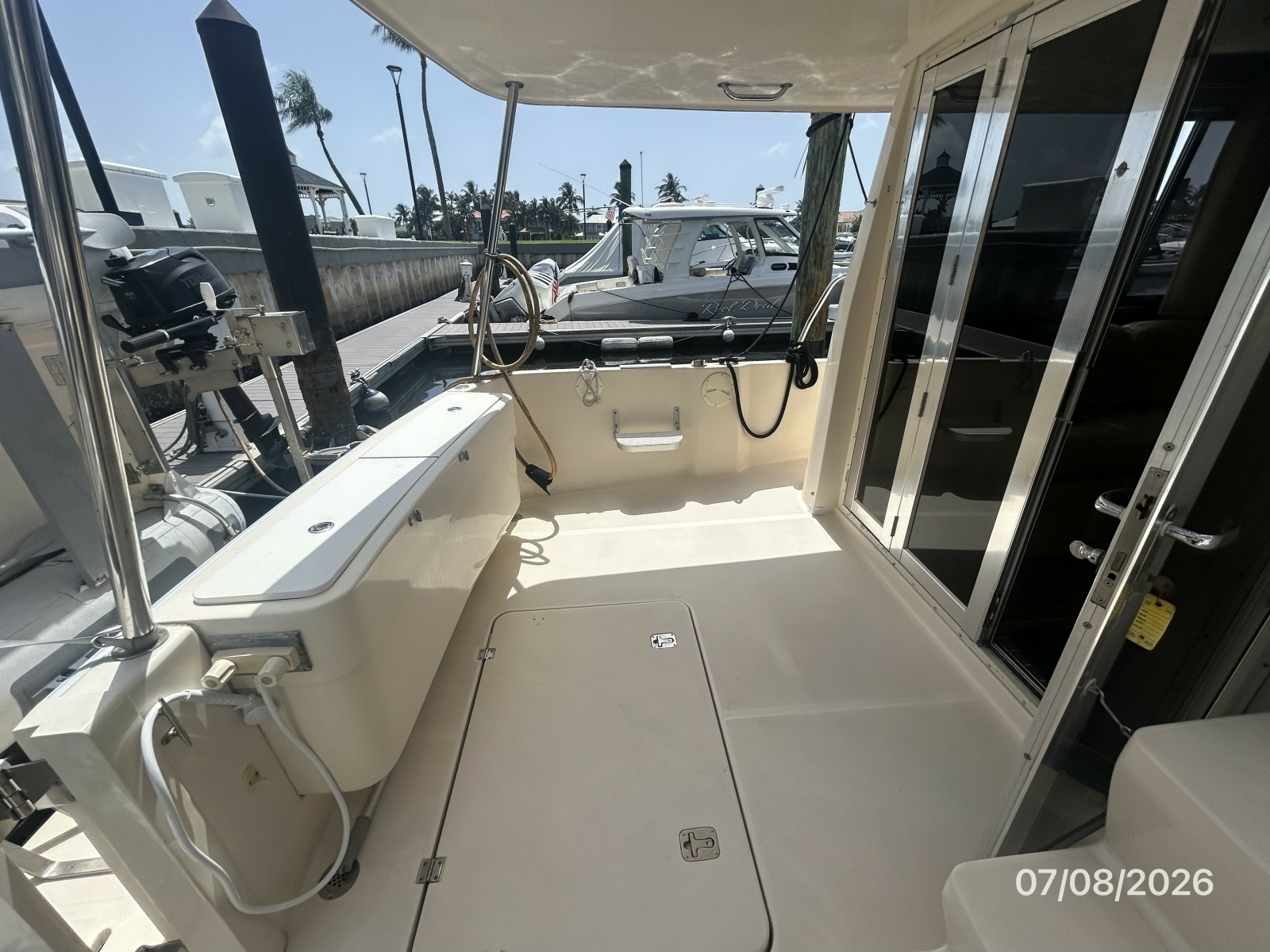 40' Mainship aftdeck port