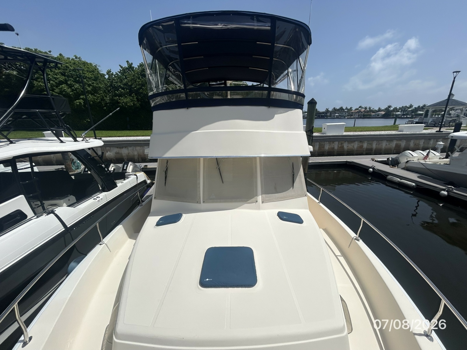 40' Mainship foredeck aft