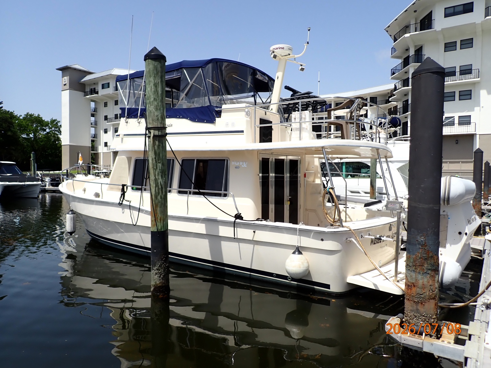40' Mainship port aft profile