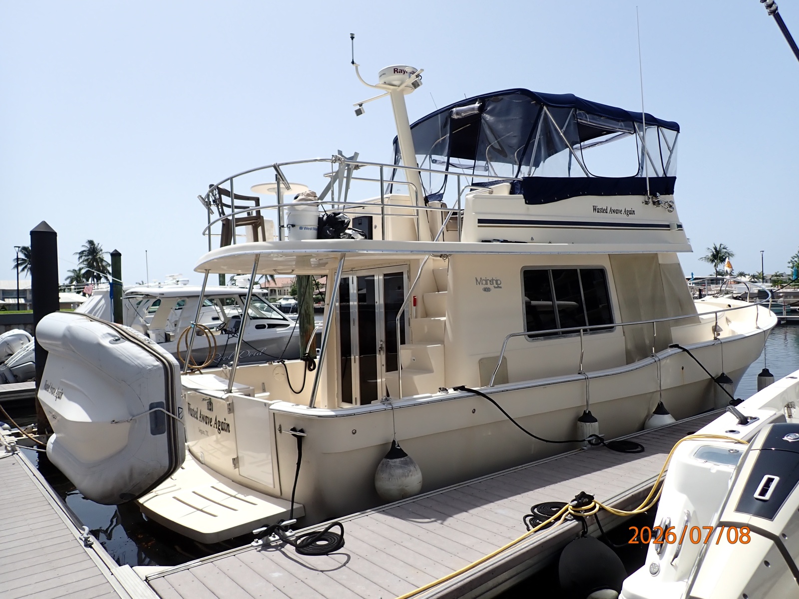 40' Mainship starboard aft profile