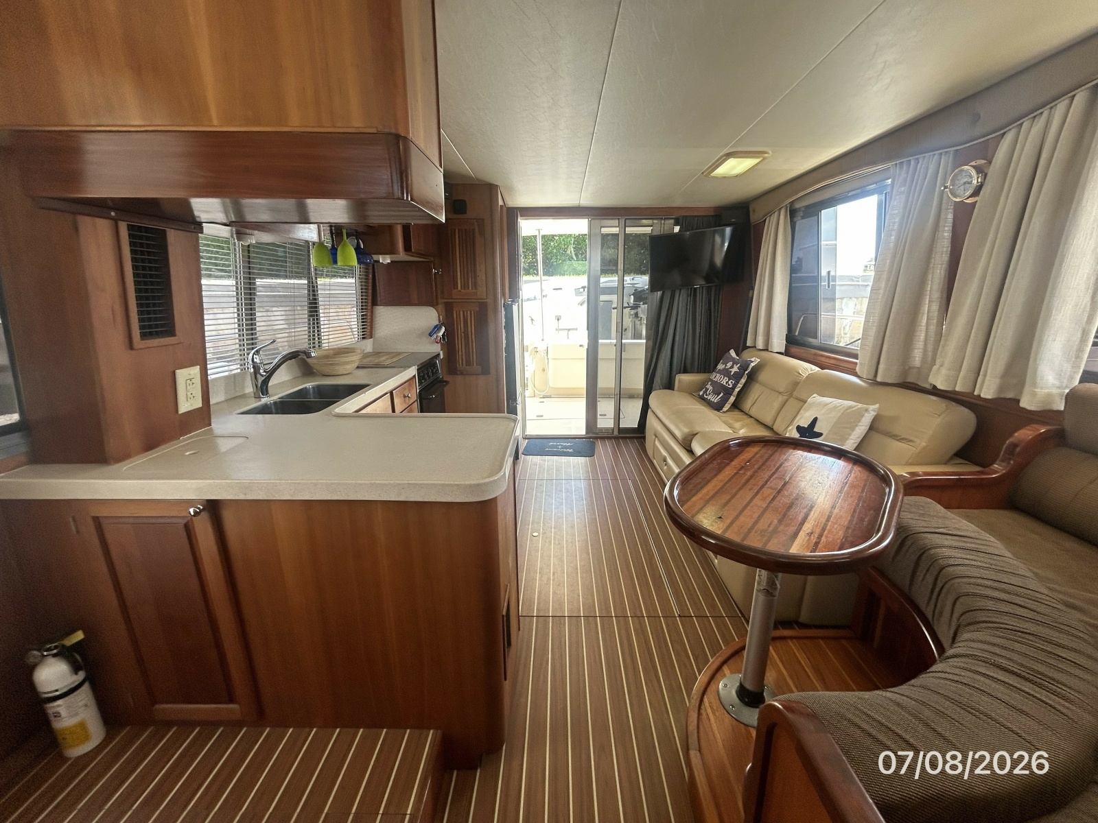 40' Mainship salon aft