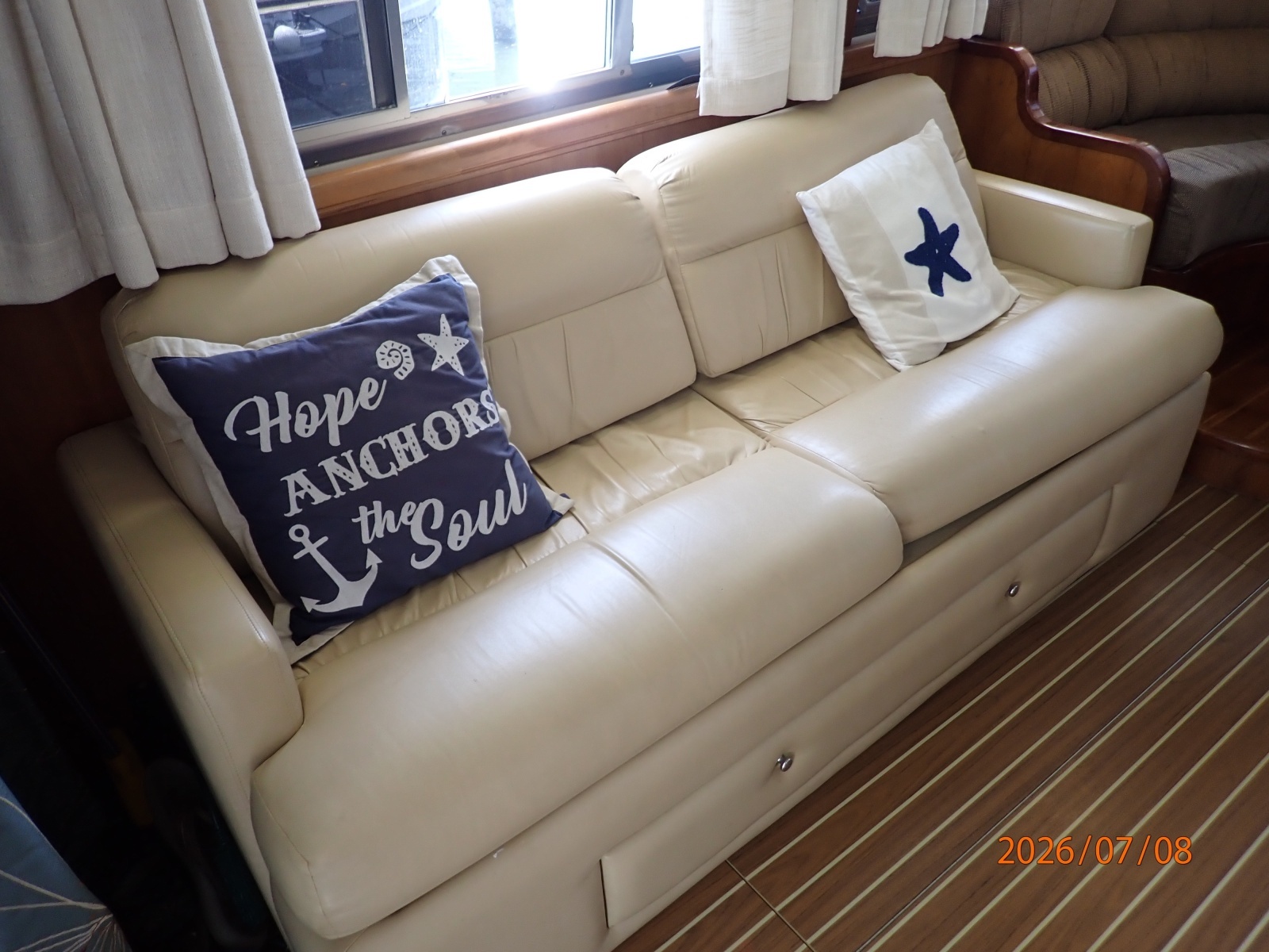 40' Mainship salon port aft seating2