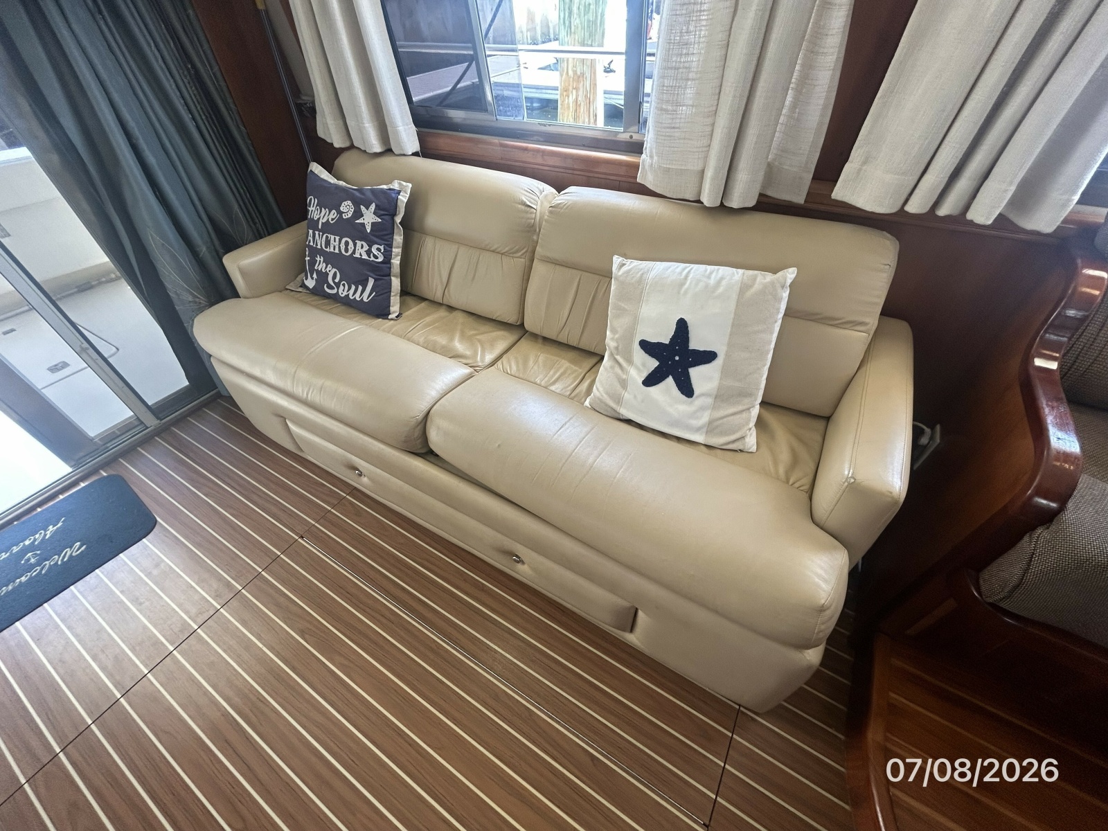 40' Mainship salon port aft seating1