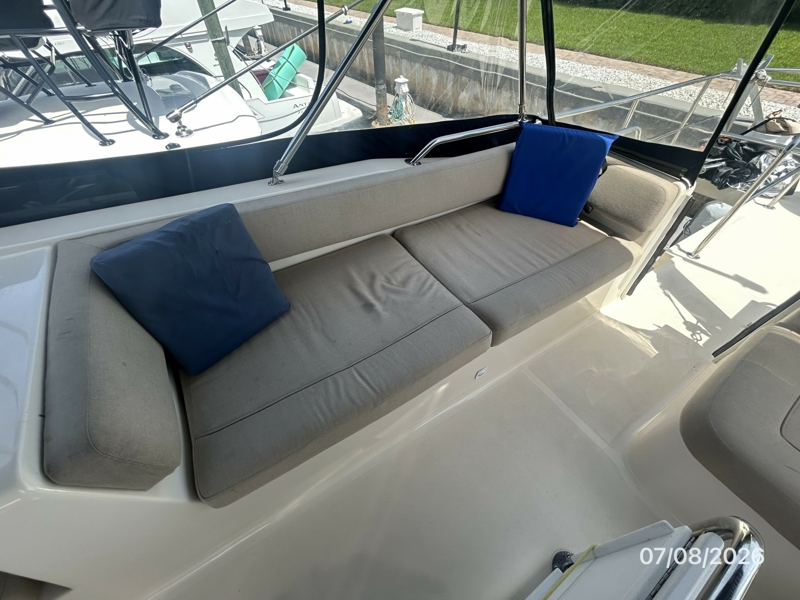 40' Mainship flybridge starboard aft seating