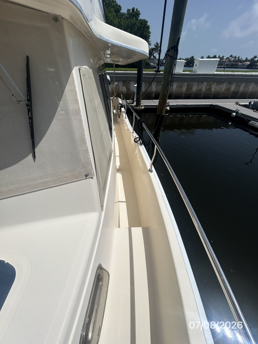 40' Mainship port side deck2