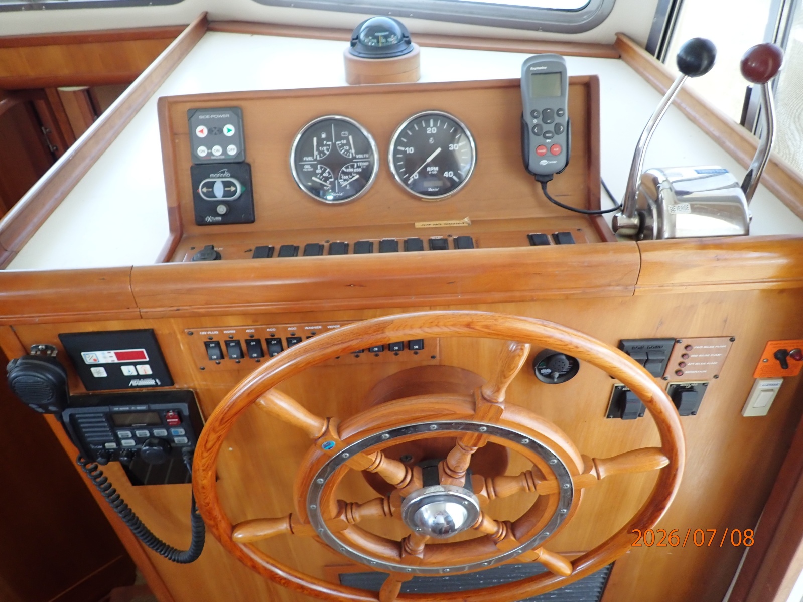 40' Mainship lower helm2