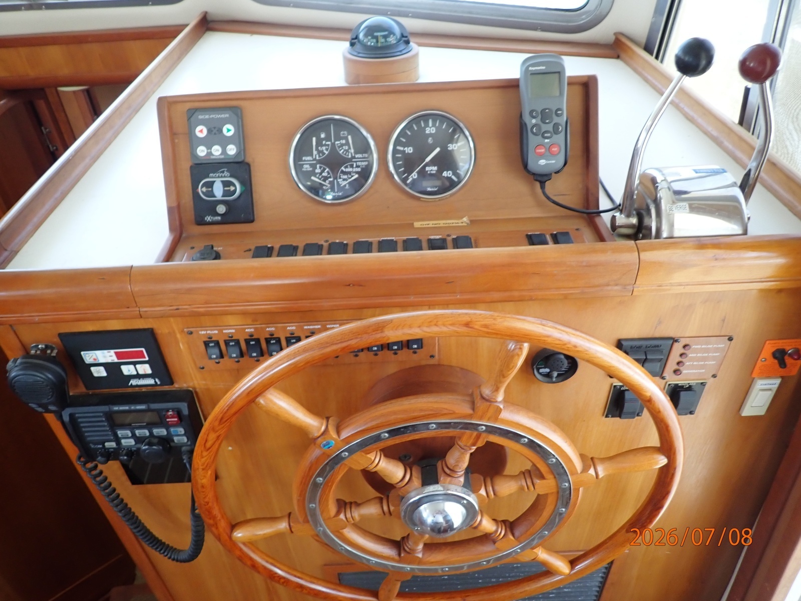 40' Mainship lower helm2