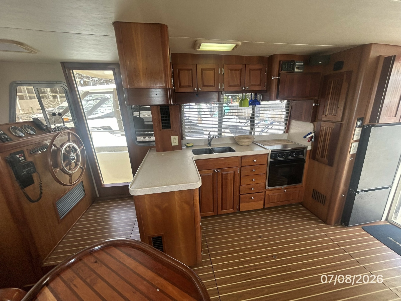 40' Mainship salon starboard
