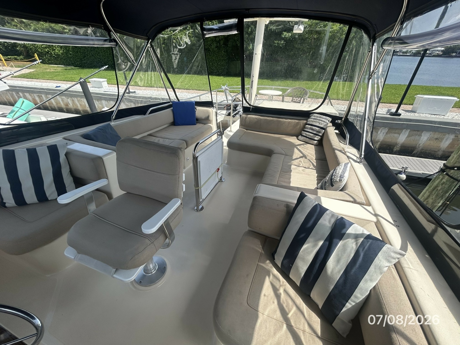 40' Mainship flybridge aft