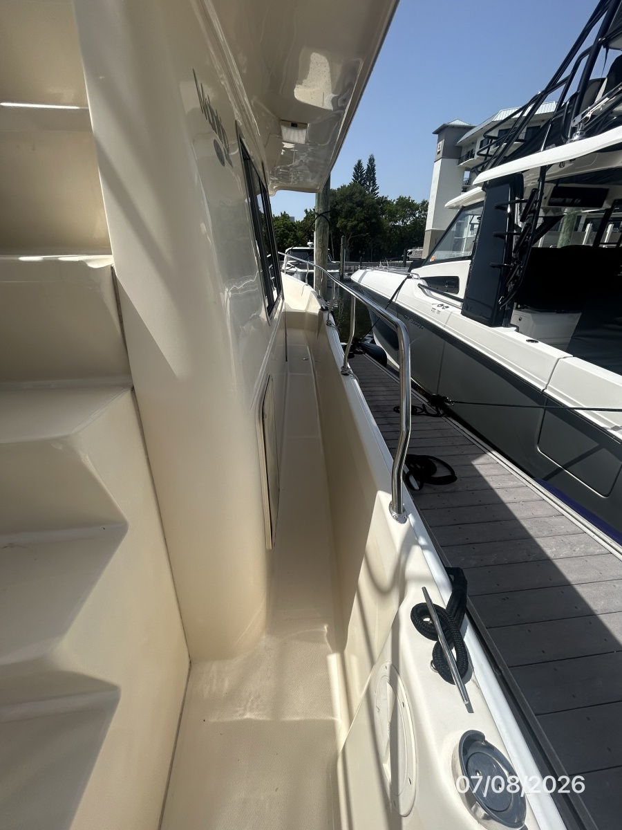 40' Mainship starboard side deck1