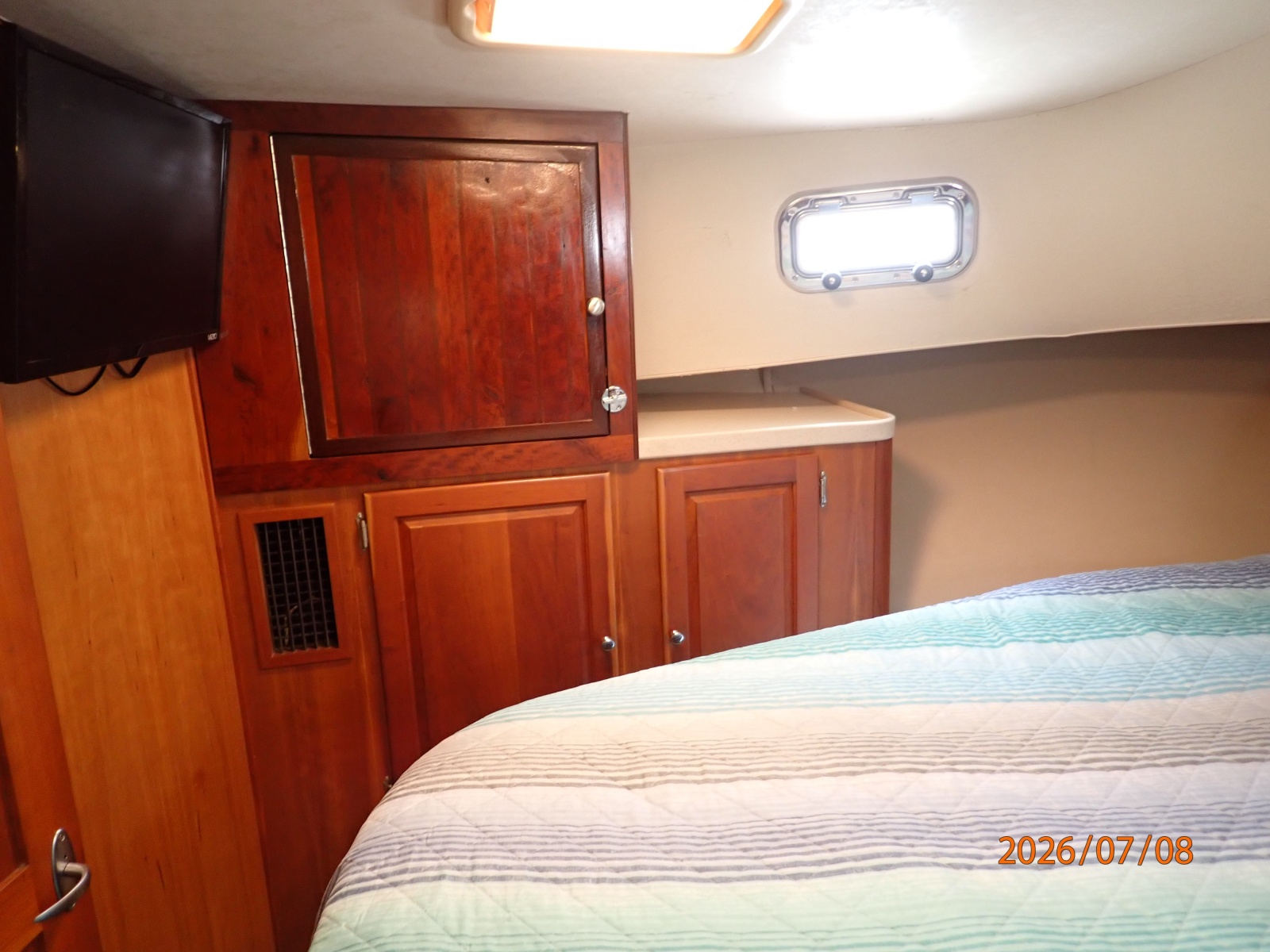 40' Mainship master stateroom port