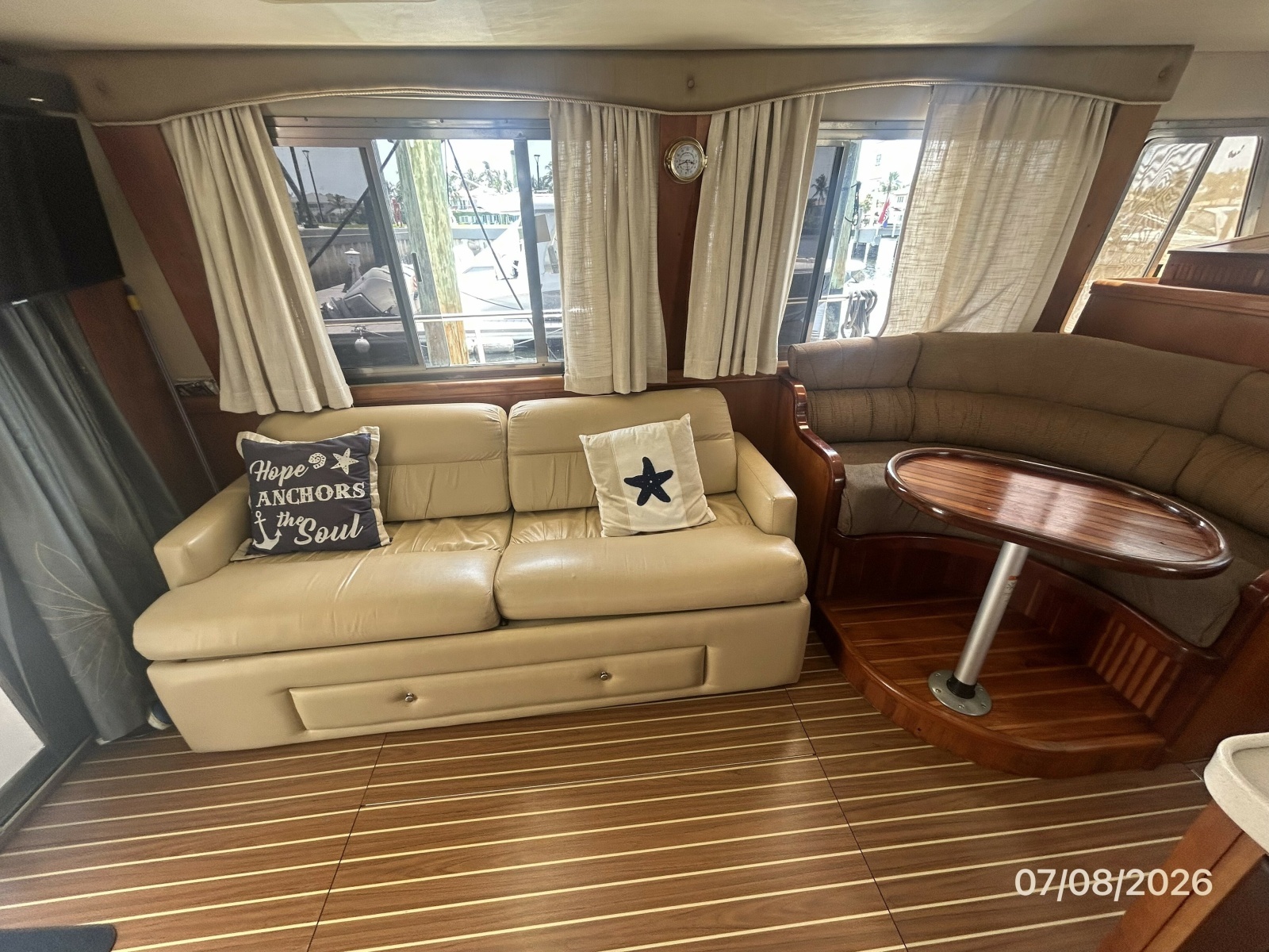 40' Mainship salon port