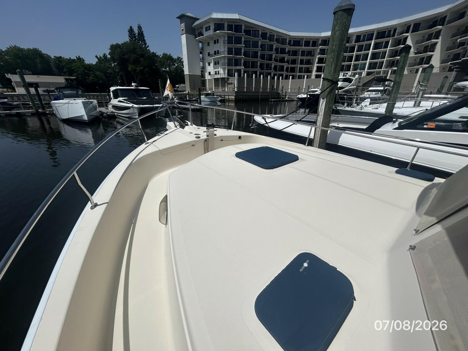 40' Mainship foredeck1