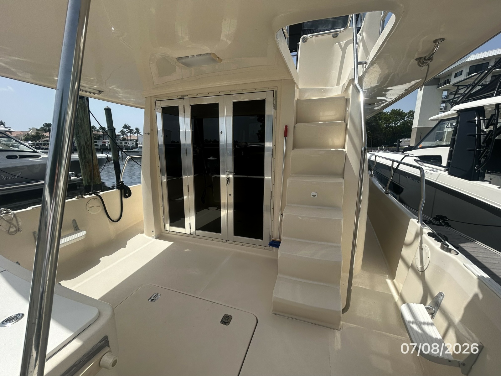 40' Mainship aftdeck forward