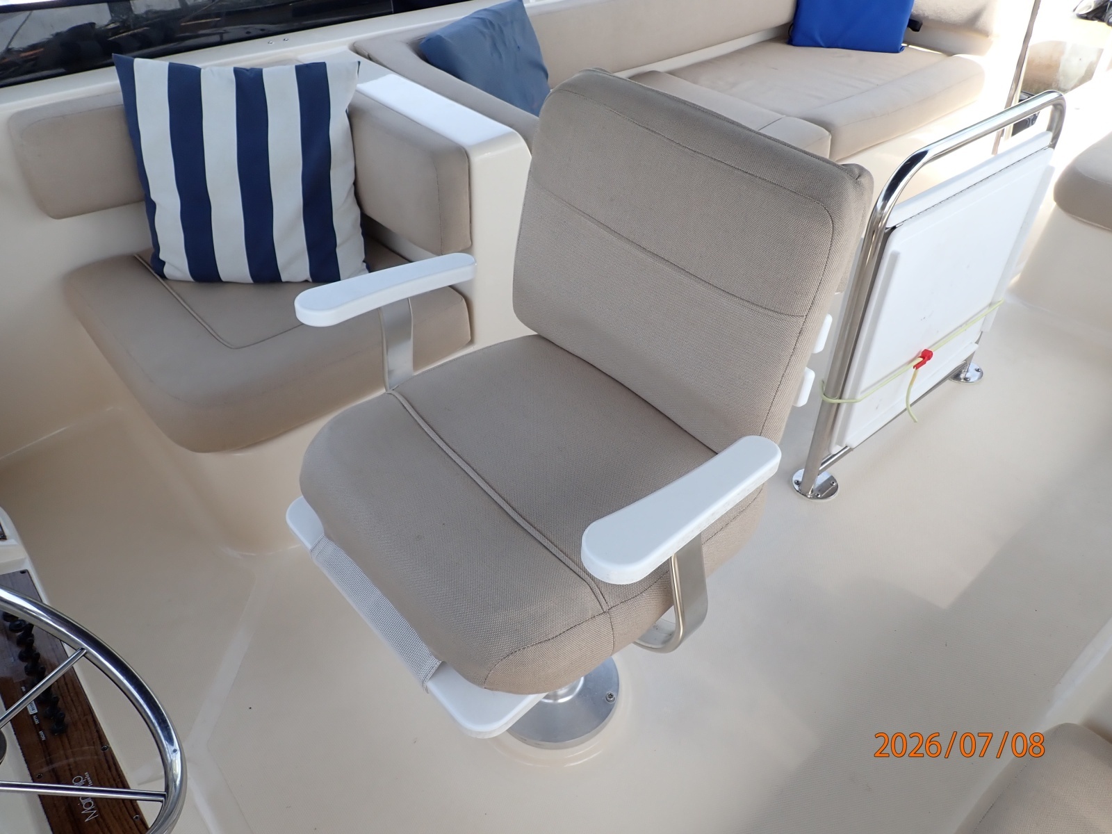 40' Mainship flybridge helmseat